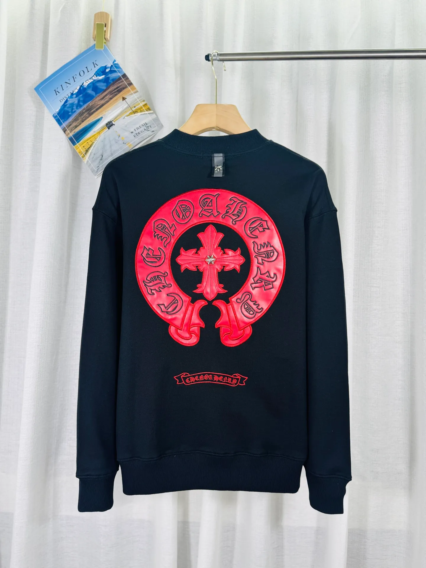 P240 top version, real shot without P, ​​different from market currency) 𝗖𝗵𝗿𝗼𝗺𝗲 𝗛𝗲𝗮𝗿𝘁𝘀/Cro Heart 2025 Washed Leather Embroidery Autumn and Winter New Original Single Counter American Laser Burnt 3D Three-dimensional Color Embroidered Couple Casual Sweater 👑The highest version! Customized fabric 420g tripe terry fabric! American acid-washed and distressed original fabric, laser burnt pattern ✟Skin embroidery, exquisite embroidery of letters! The best-selling model in the counter, very comfortable to wear. Accessories: original molded and authenticated collar label➕100% silk wash label. Genuine purchase-grade original hangtag➕matching hanging rope➕3D hanging beads➕original packaging bag. Craftsmanship: The original version has consistent wiring! The highest version of the armhole matching technique! Color: Red Black Size: S M L XL Style No.: 9322